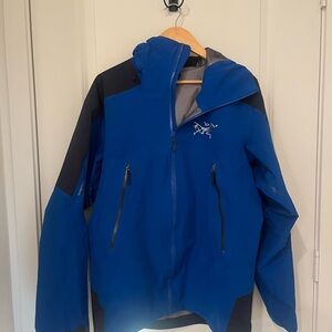 Arc'teryx Men's Performance Jacket in Blue and Black